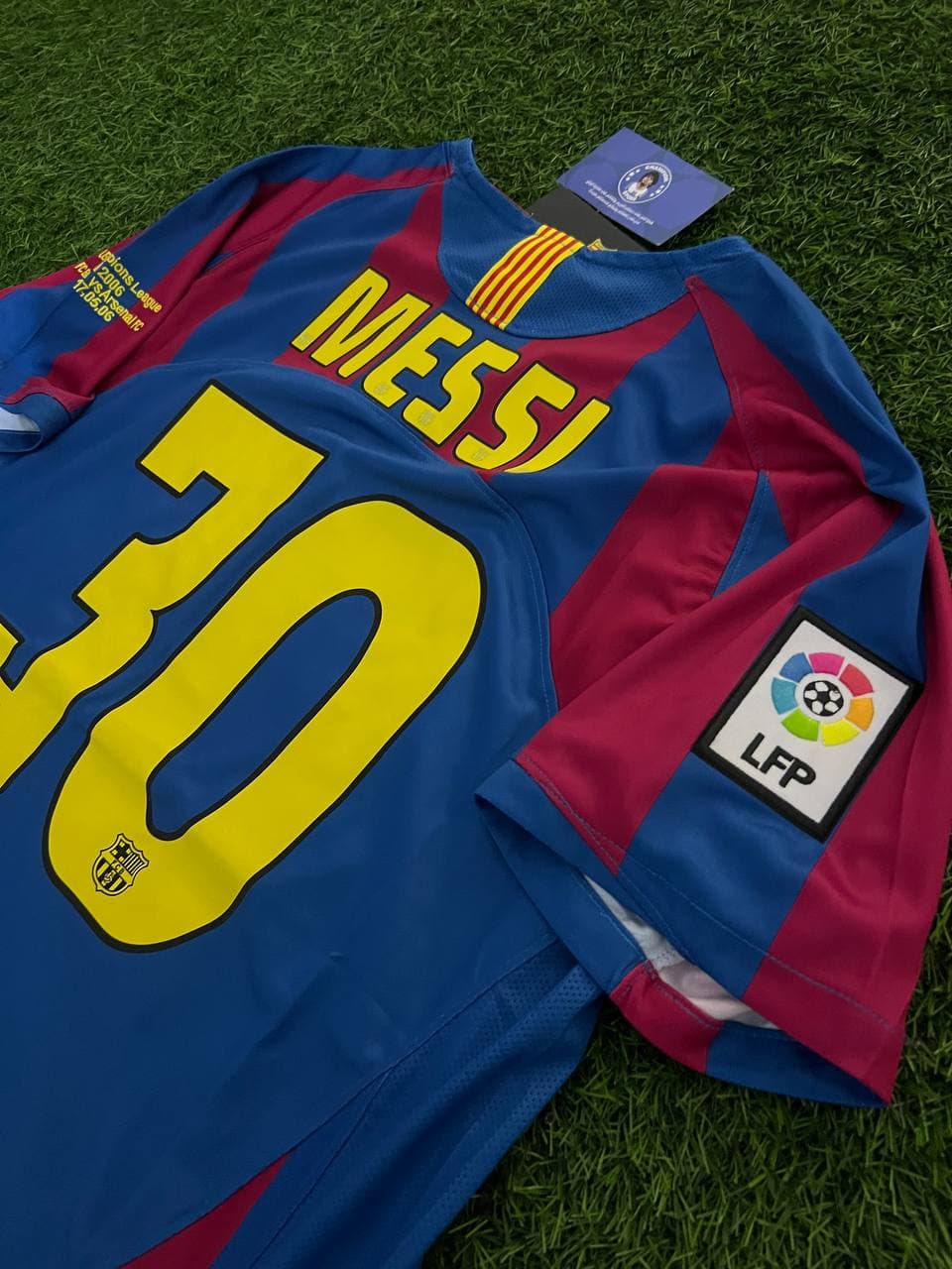 قميص نادي برشلونة موسم 2005-2006 نسخة النهائي باسم ورقم الاسطورة ميسي