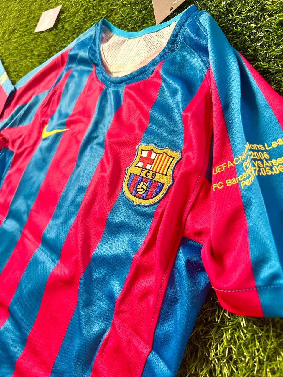 قميص نادي برشلونة موسم 2005-2006 نسخة النهائي باسم ورقم رونالدينهو