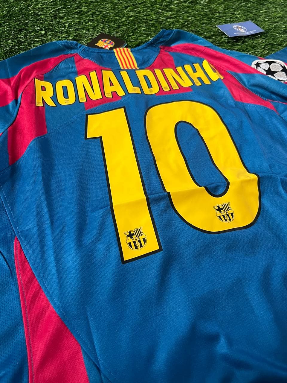 قميص نادي برشلونة موسم 2005-2006 نسخة النهائي باسم ورقم رونالدينهو